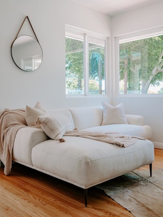 pdp-UGC-abisko-quartz-white-left-sectional-UGC-4-asset-desktop