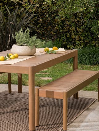 roomtour-retention-asset-3-arelaxedbackyarddiningarea