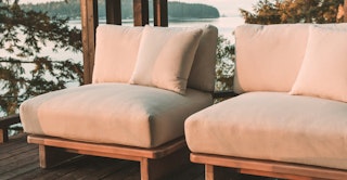 An oceanfront outdoor space with Nordic ease