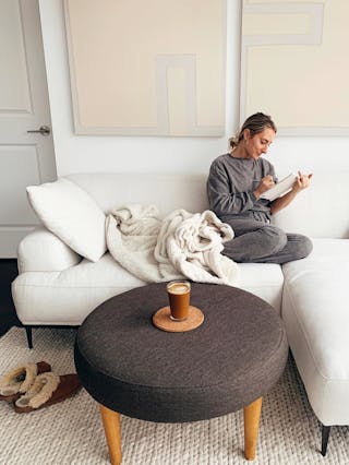 pdp-curated-ugc-abisko-quartz-white-right-sectional-ugc-#2-asset