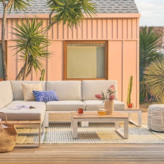 roomtour-aheritagepatiowithsophisticatedseatig-merch-asset-1